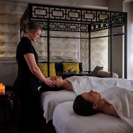 Tina de hidromasaje, baño de vapor y tratamientos corporales