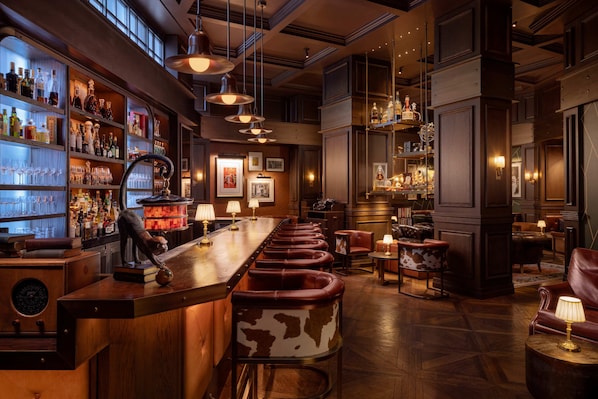 2 bars/lounges