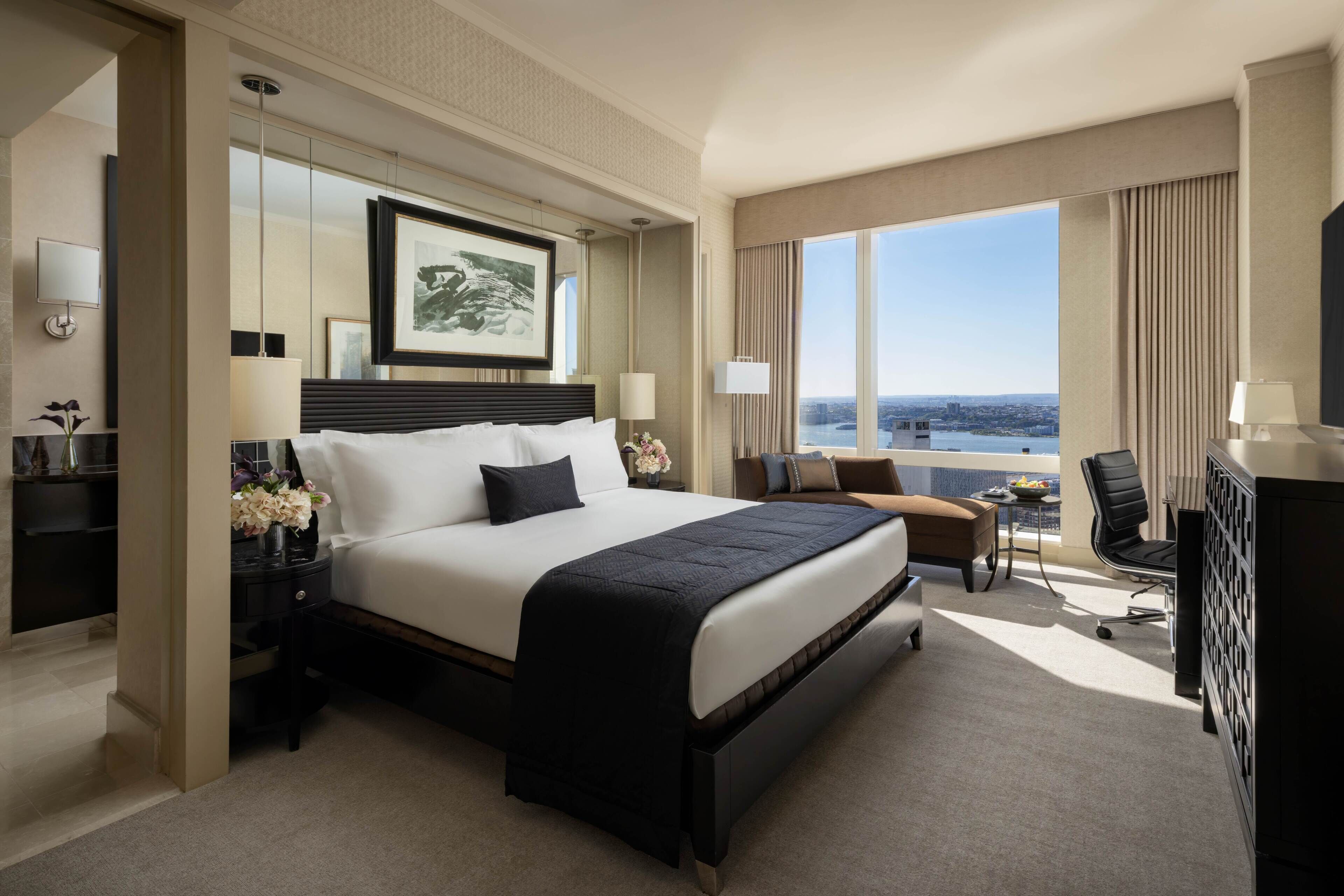 Luxe beddengoed, donzen dekbedden, een minibar, een kluis op de kamer