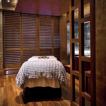 Tina de hidromasaje, baño de vapor y tratamientos corporales