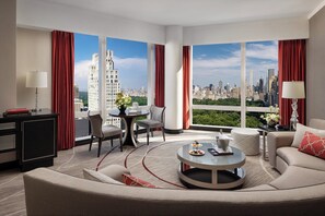 Central Park View, Suite, uitzicht op park | Luxe beddengoed, donzen dekbedden, een minibar, een kluis op de kamer