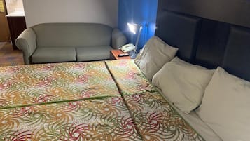 Economy Double Room, 1 Katil Raja (King), Non Smoking | Dihias secara berasingan, dilengkapkan perabot secara berasingan