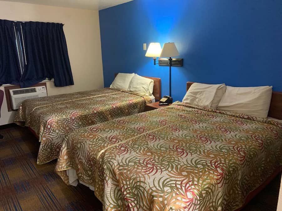 Quarto quádruplo econômico, 2 camas Queen, para não fumantes | Individualmente decorados, individualmente mobiliados, Wi-Fi de cortesia