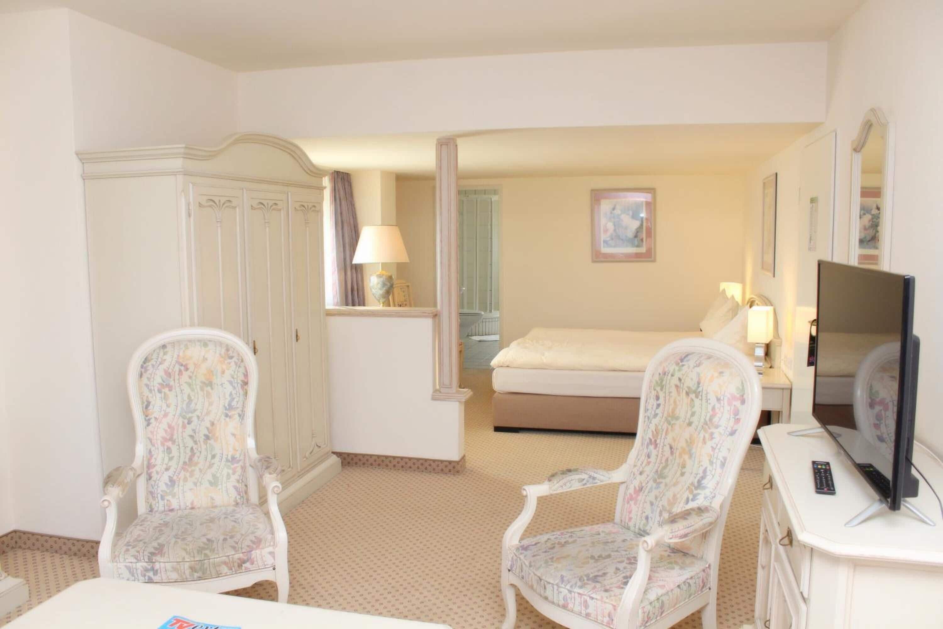 Trang bị nội thất với thiết kế riêng biệt, bàn 