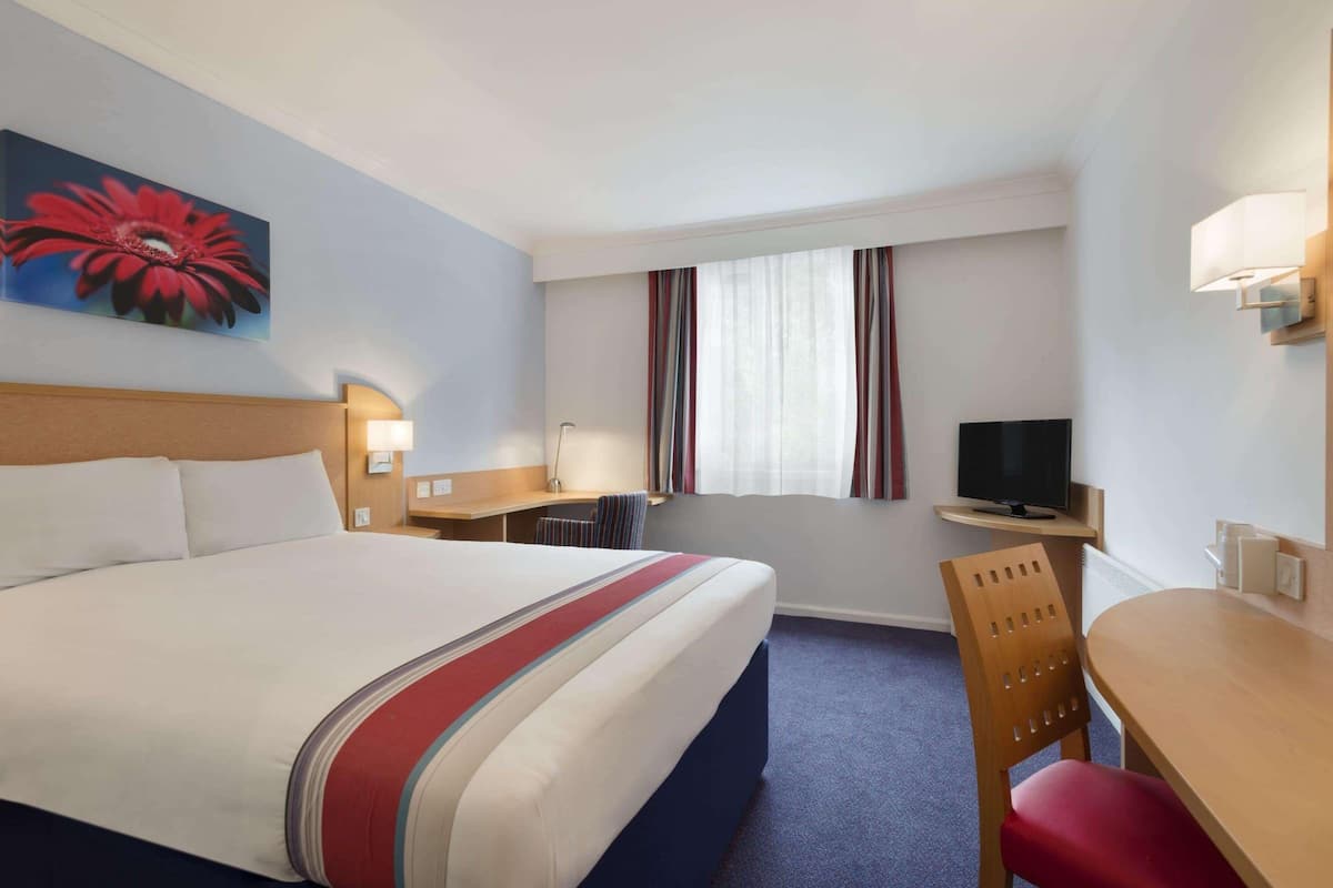Desk, iron/ironing board (on request), WiFi (free), bed sheets