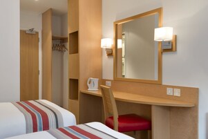 Escritorio, tabla de planchar con plancha, wifi gratis y ropa de cama