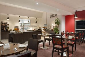 Desayuno buffet diario (GBP 11 por persona)