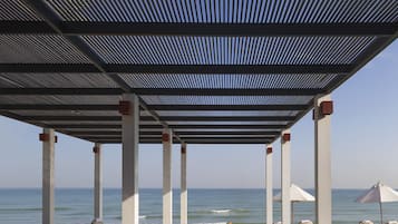 3 kolam renang outdoor, dengan cabana gratis dan payung kolam renang