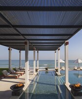 3 piscinas al aire libre, camas de piscina gratis, sombrillas