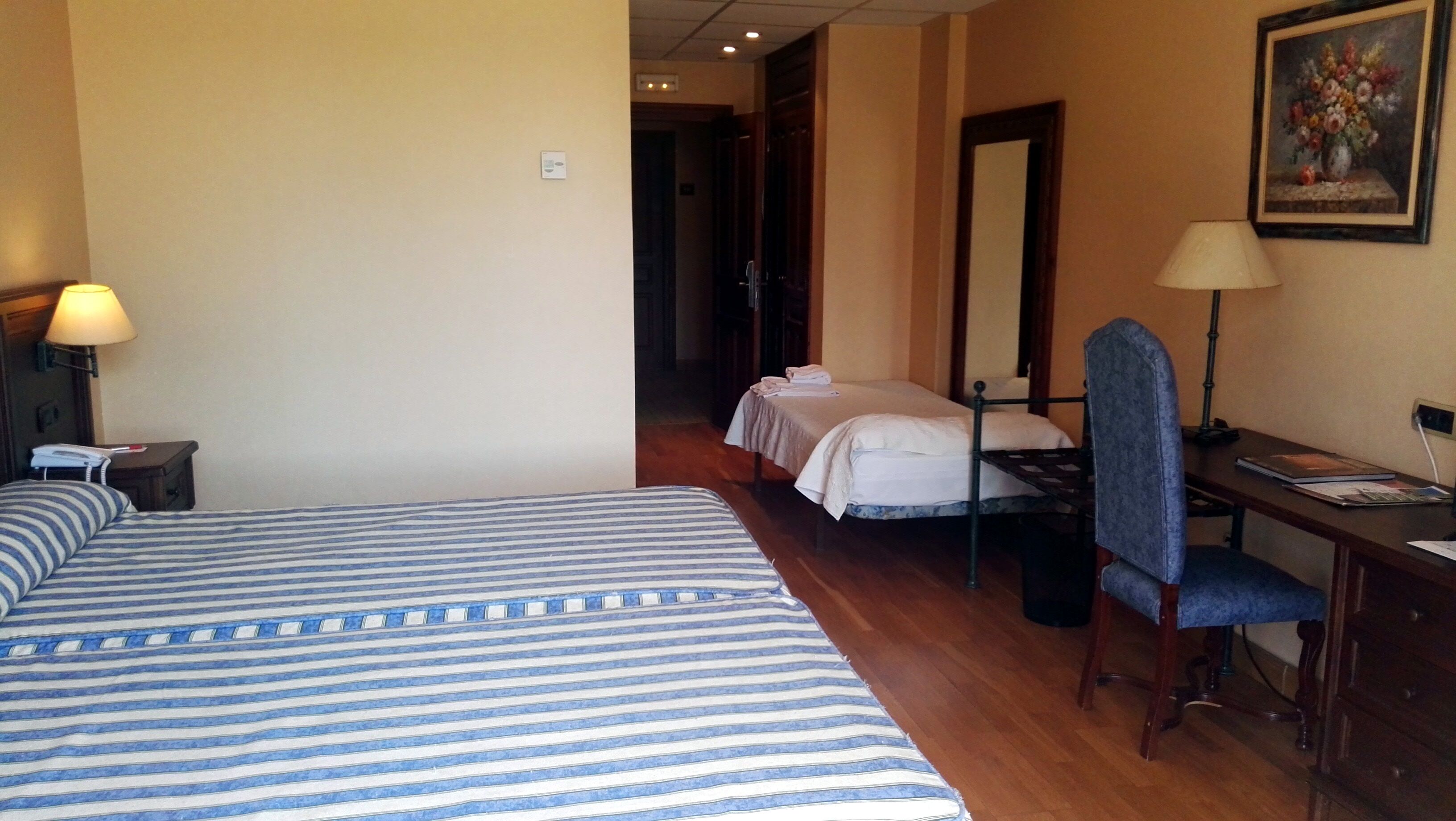 Frigobar, cofres nos quartos, escrivaninha, cortinas blackout