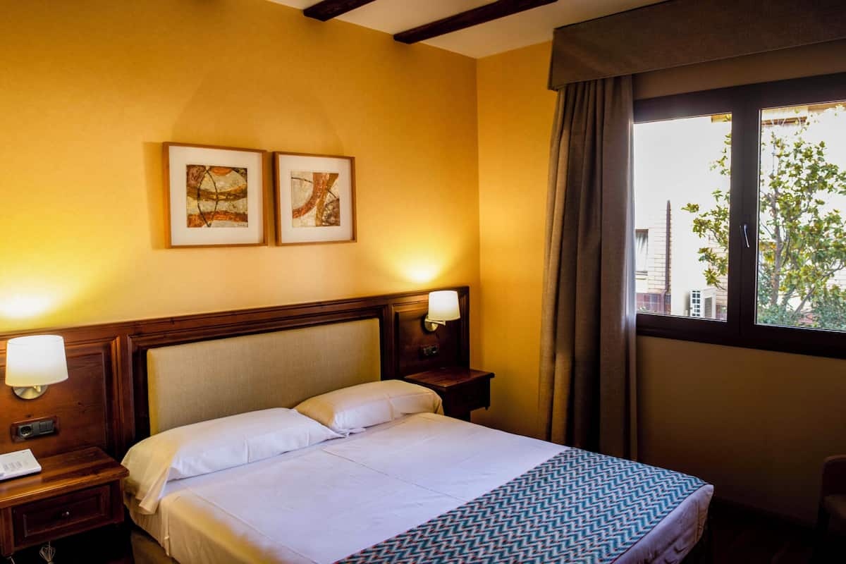 Minibar, Zimmersafe, Schreibtisch, Verdunkelungsvorhänge