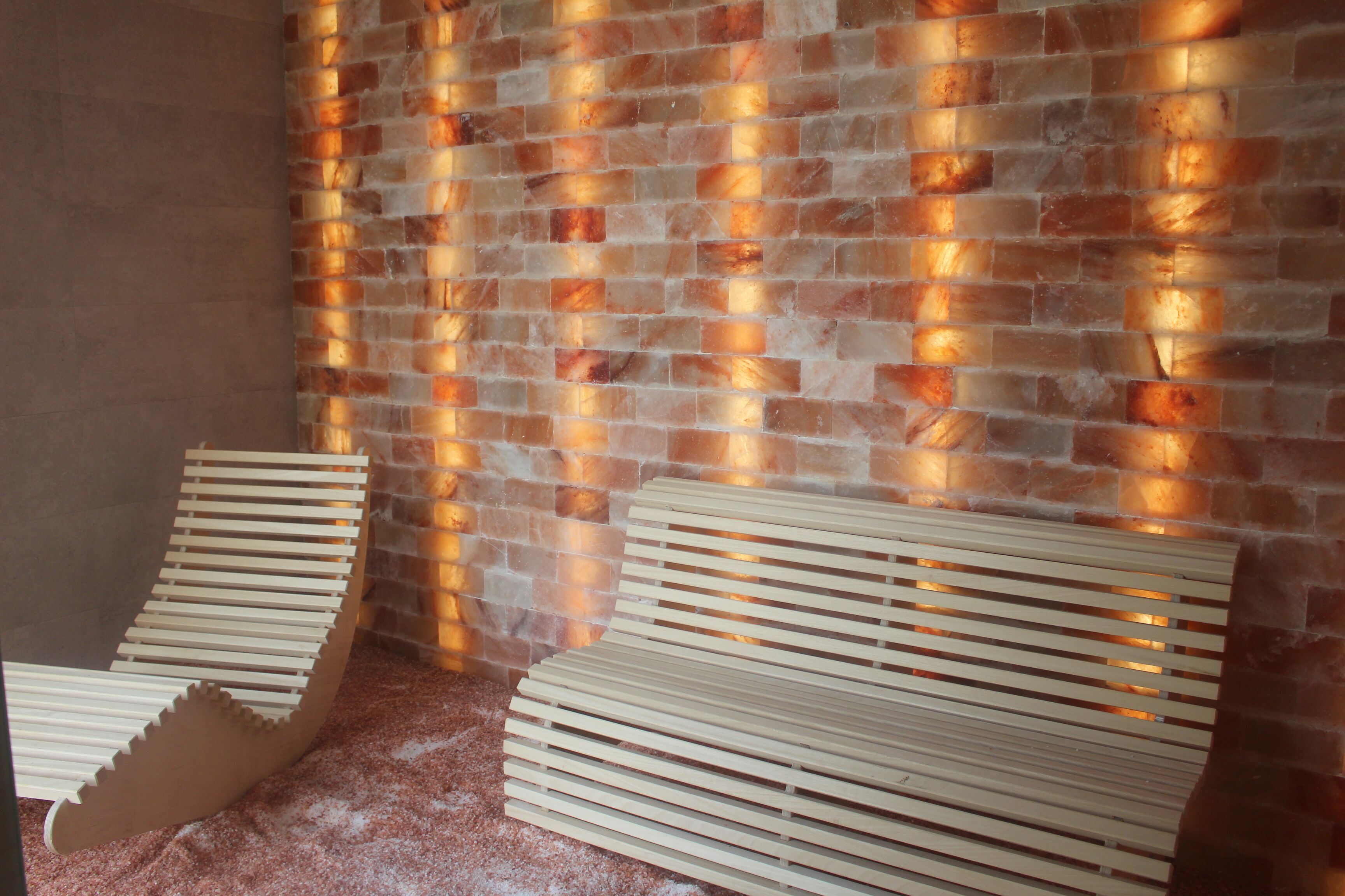 Una habitación con pared de ladrillo y persianas de listones de madera.