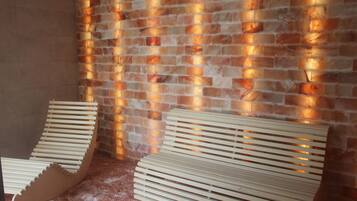 Una habitación con pared de ladrillo y persianas de listones de madera.