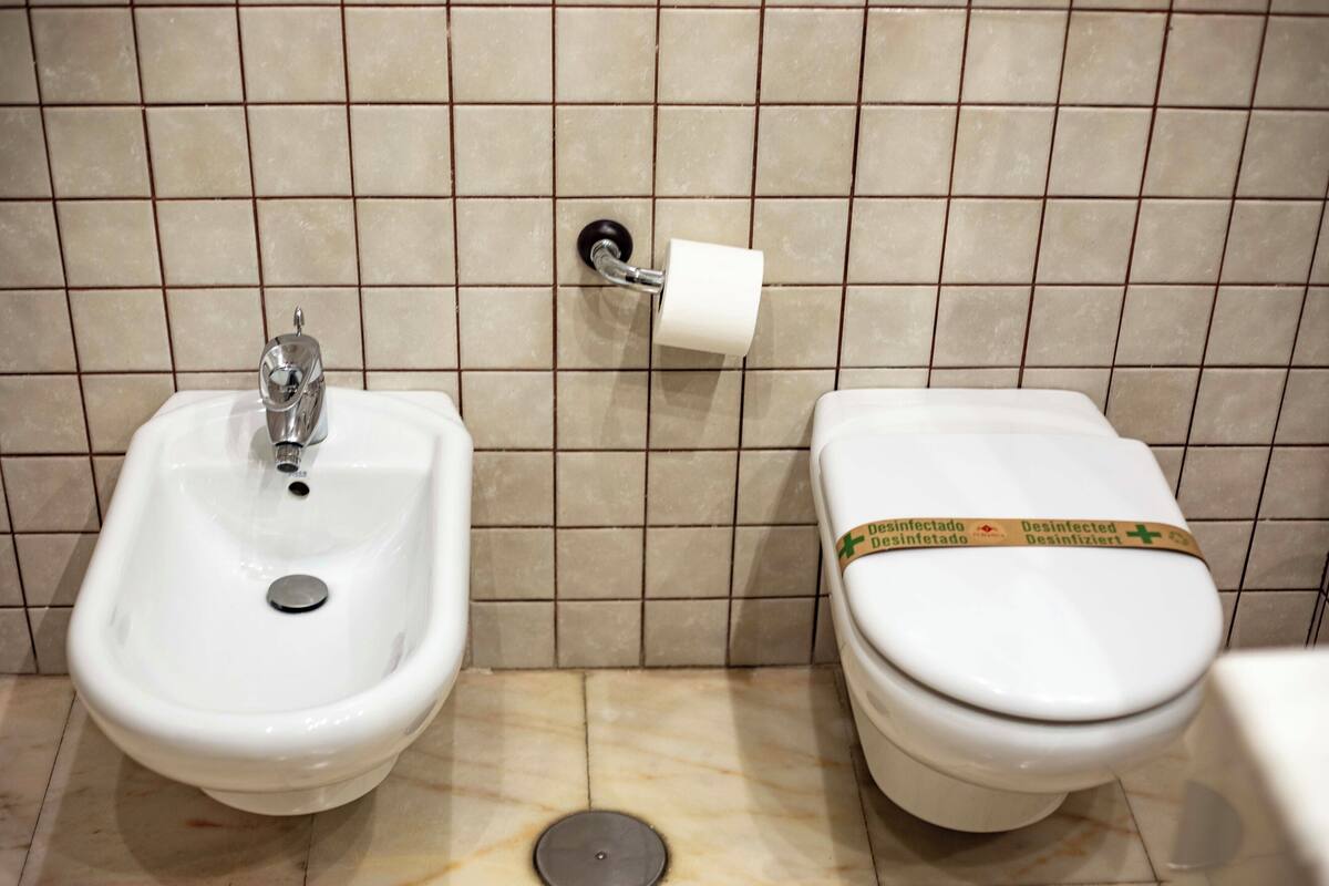 basic twin room | bathroom | combined shower/bathtub, free toiletries, hair dryer, bidet