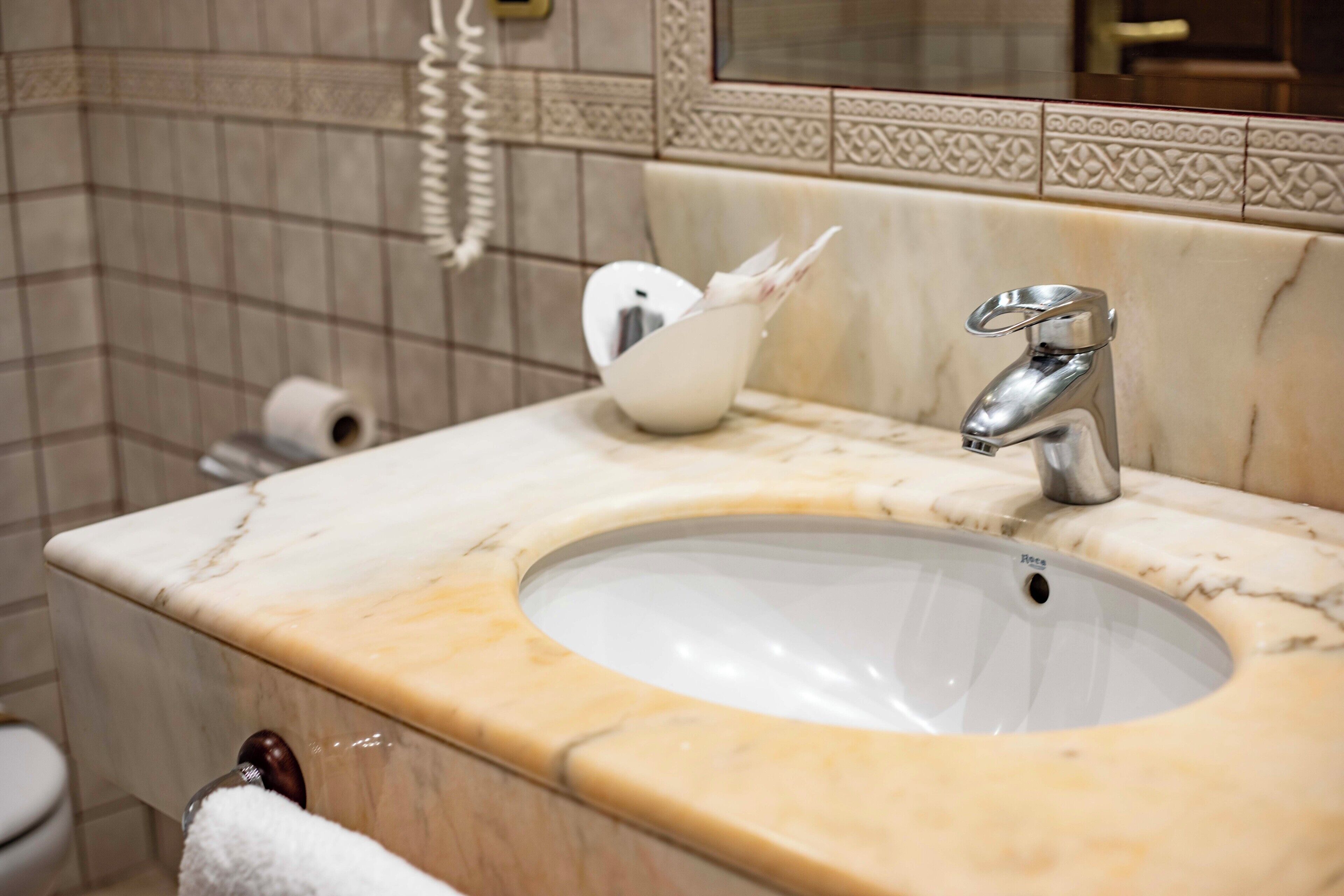 combined shower/bathtub, free toiletries, hair dryer, bidet