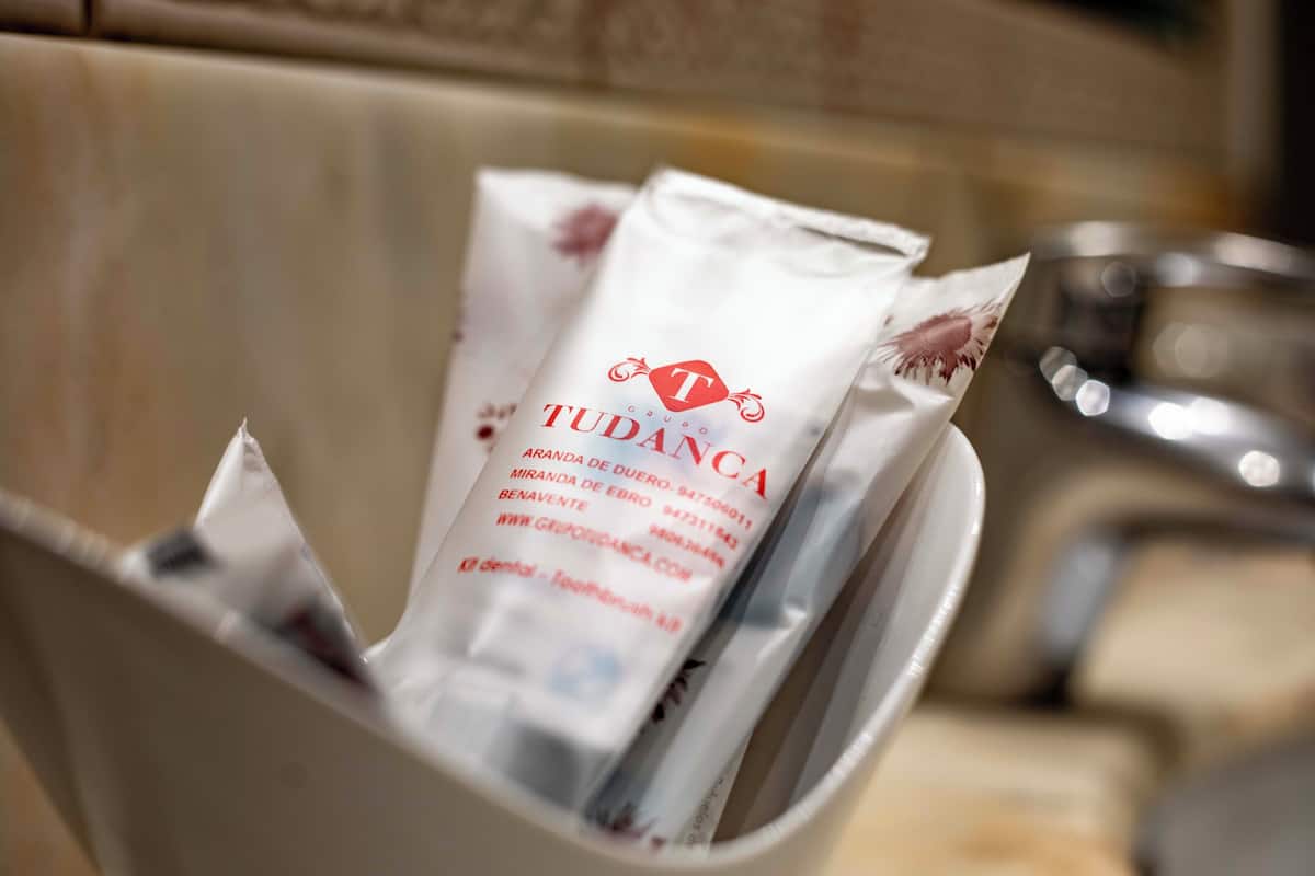 Duschwanne, kostenlose Toilettenartikel, Haartrockner, Bidet