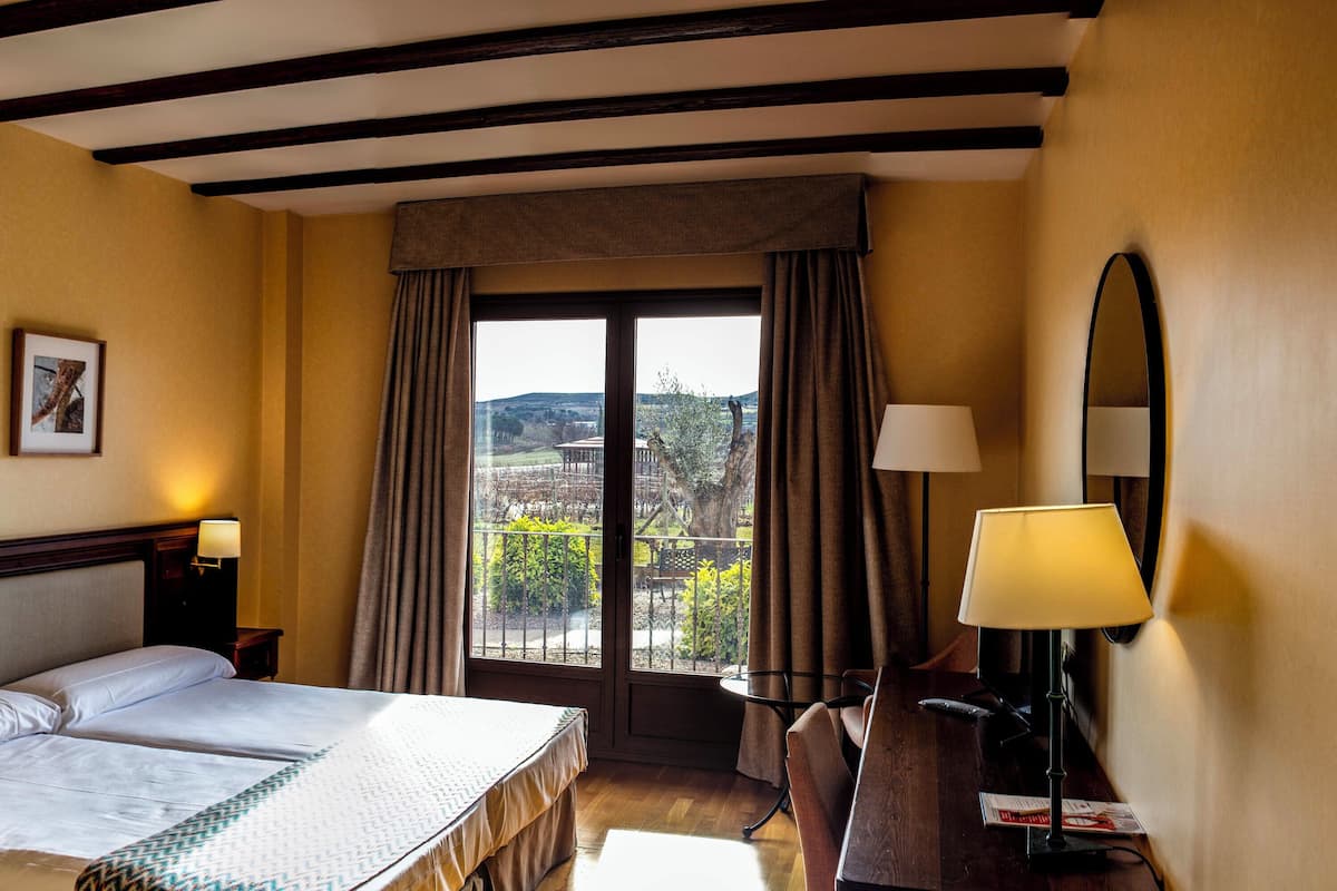 basic twin room | 1 bedroom, minibar, in-room safe, desk