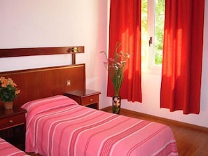 Chambre avec lits jumeaux | 10 chambres, literie hypoallergénique, surmatelas, bureau