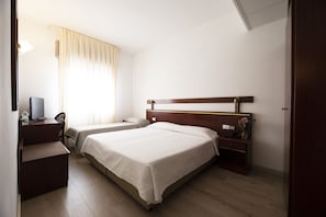 Triple Room | 10 bedrooms, hypo-allergenic bedding, pillowtop beds, desk - Hotel Vienna (Mestre)