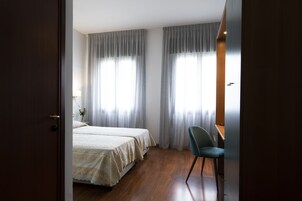 Chambre avec lits jumeaux | 10 chambres, literie hypoallergénique, surmatelas, bureau