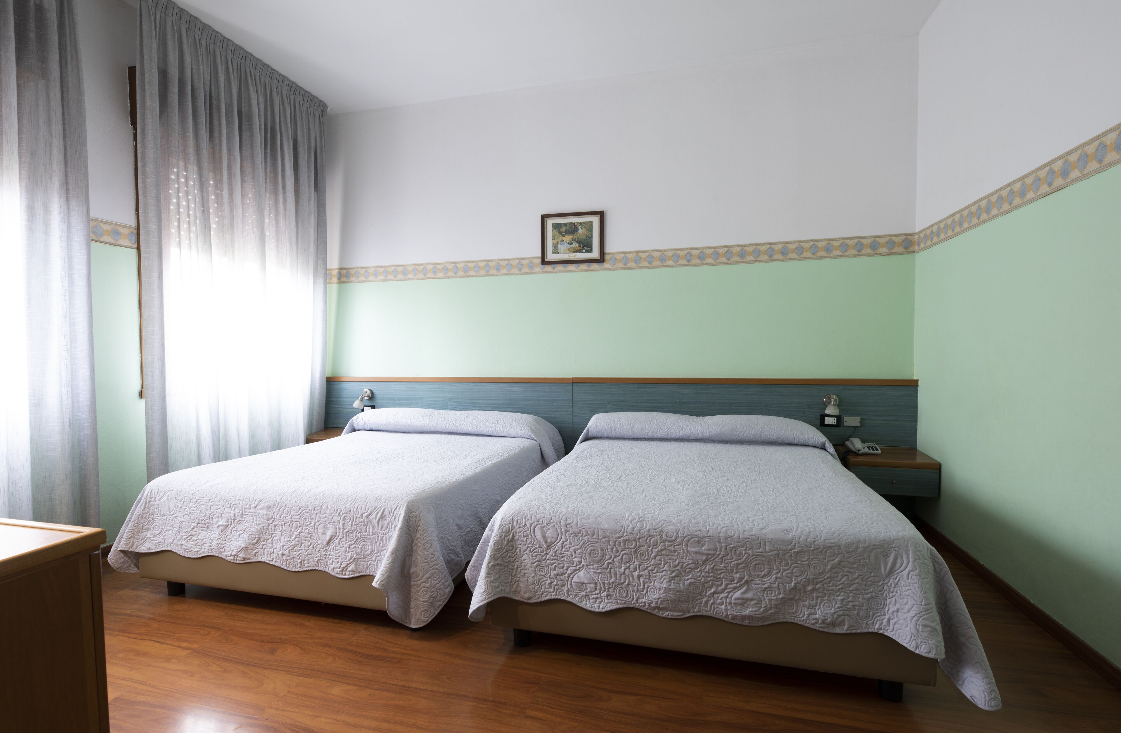 10 chambres, literie hypoallergénique, matelas Select Comfort, bureau