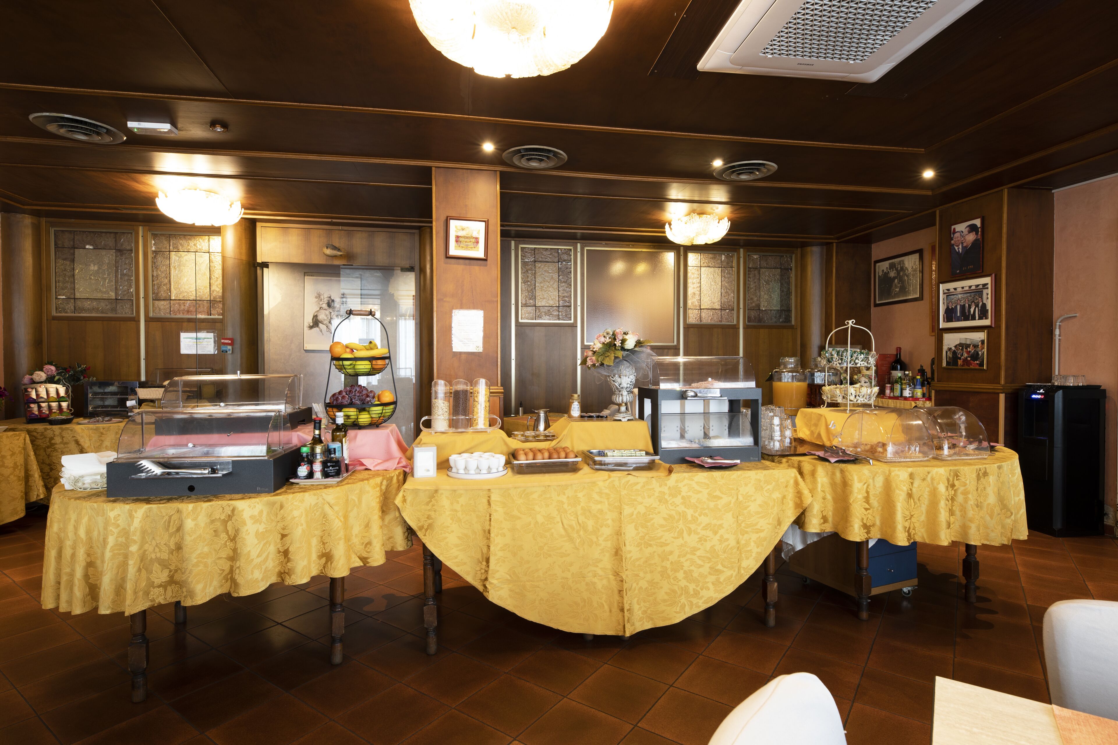 Café da manhã com buffet todos os dias (EUR 8 por pessoa) 