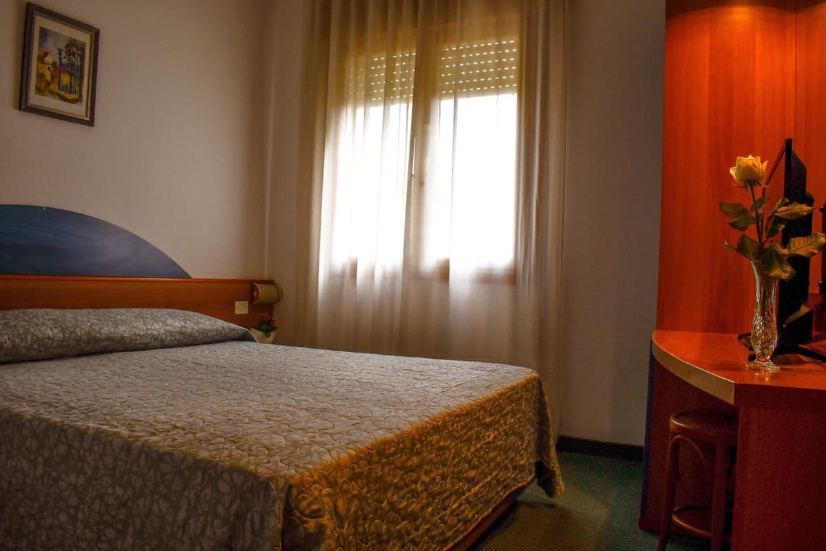 10 bedrooms, hypo-allergenic bedding, Select Comfort beds, desk