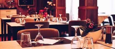 Petit déjeuner buffet (8 EUR par personne)