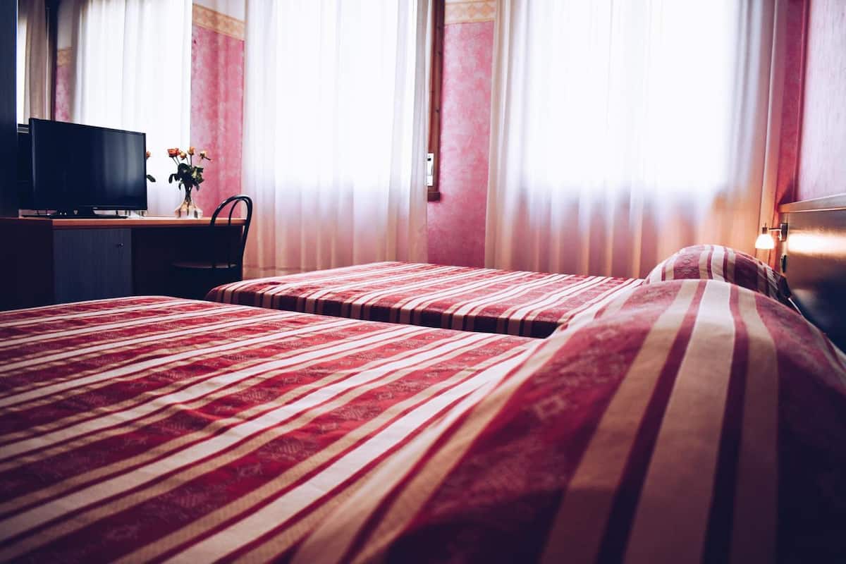 10 bedrooms, hypo-allergenic bedding, Select Comfort beds, desk