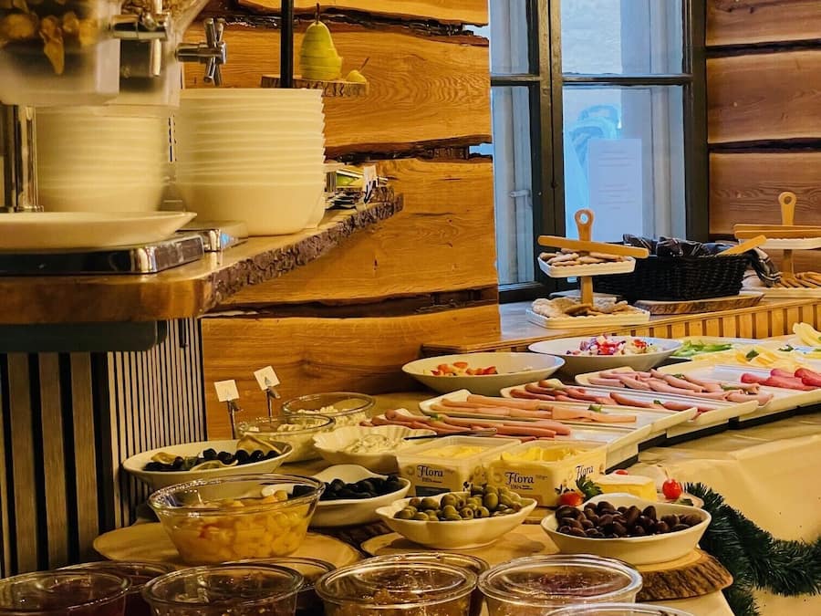 Café da manhã com buffet grátis todos os dias