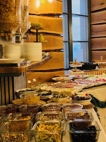Desayuno buffet incluido todos los días . Unique Hotel
