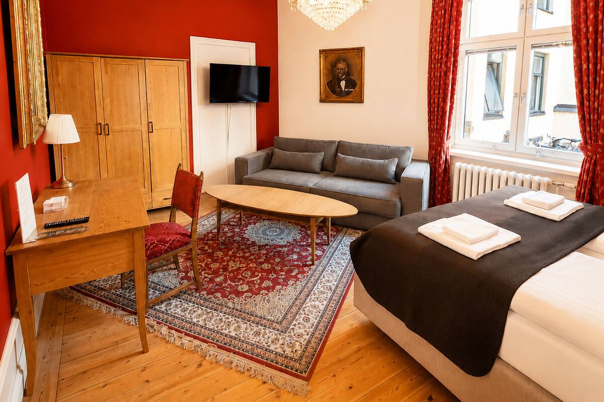 Vierbettzimmer, Gemeinschaftsbad (Located in corridor) | Schreibtisch, Bügeleisen/Bügelbrett, kostenloses WLAN