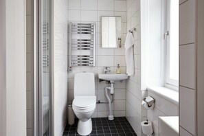 Chambre avec lits jumeaux, salle de bains privée | Salle de bain