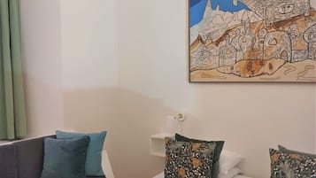 Twin Room, 1 Bedroom, Private Bathroom (Ground floor) | Individually decorated, desk, iron/ironing board, free WiFi