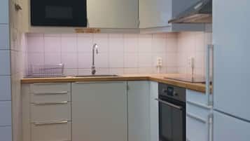 Großer Kühlschrank, Mikrowelle, Ofen, Herdplatte