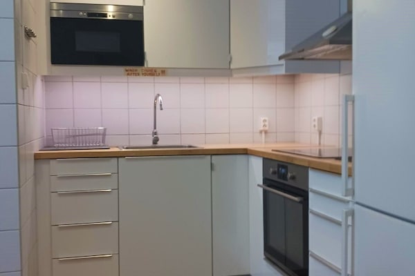 Frigorífico grande, microondas, horno y placa de cocina