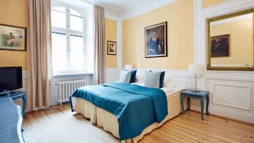 Decoración personalizada, escritorio y tabla de planchar con plancha