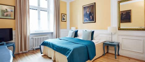 Decoración personalizada, escritorio y tabla de planchar con plancha