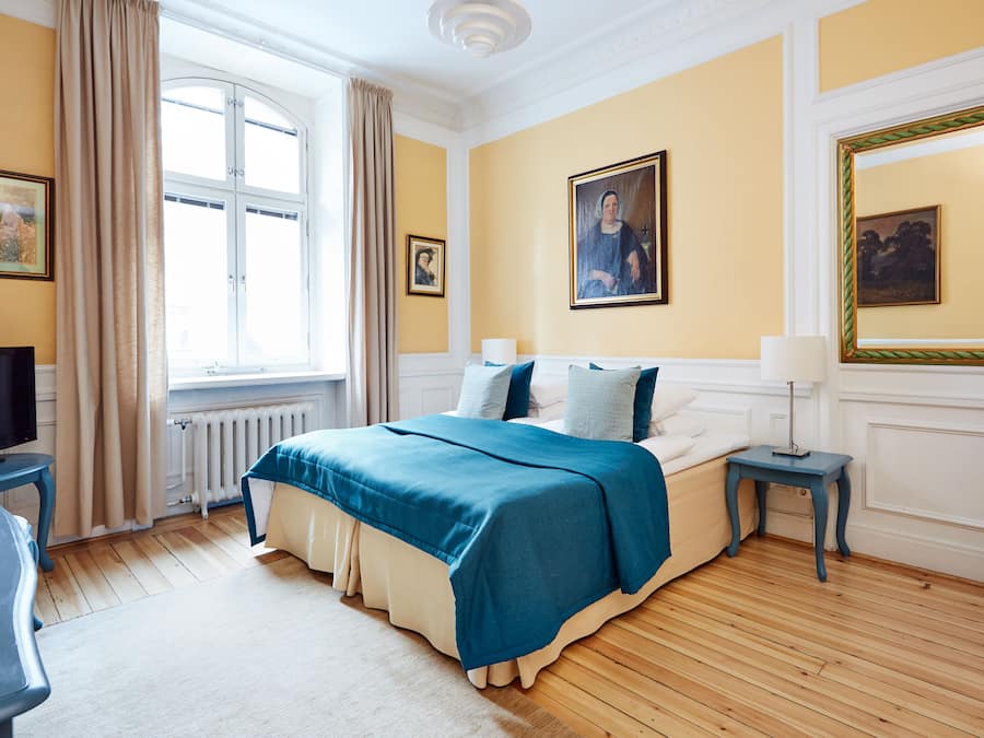 DecoraciĂłn personalizada, escritorio y tabla de planchar con plancha