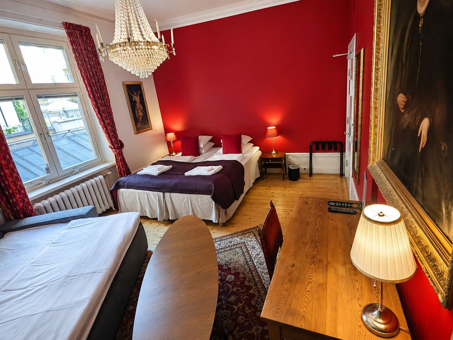 Chambre quadruple, salle de bains commune (Located in corridor) | Bureau, fer et planche à repasser, accès au Wi-Fi (inclus), décor unique