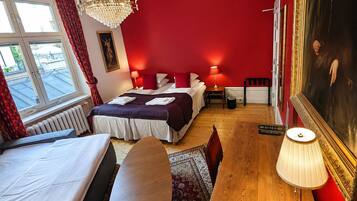 Chambre quadruple, salle de bains commune (Located in corridor) | Bureau, fer et planche à repasser, accès au Wi-Fi (inclus), décor unique