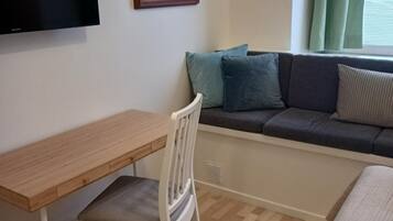 Tvåbäddsrum - 1 sovrum - privat badrum (Ground floor) | Individuell inredning, skrivbord, strykjärn/strykbräda och gratis wi-fi