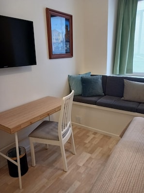Kahden hengen huone (kaksi sänkyä), 1 makuuhuone, oma kylpyhuone (Ground floor) | Yksilöllisesti sisustettu, työpöytä, silitysrauta/-lauta, ilmainen Wi-Fi