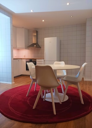 Großer Kühlschrank, Mikrowelle, Ofen, Herdplatte