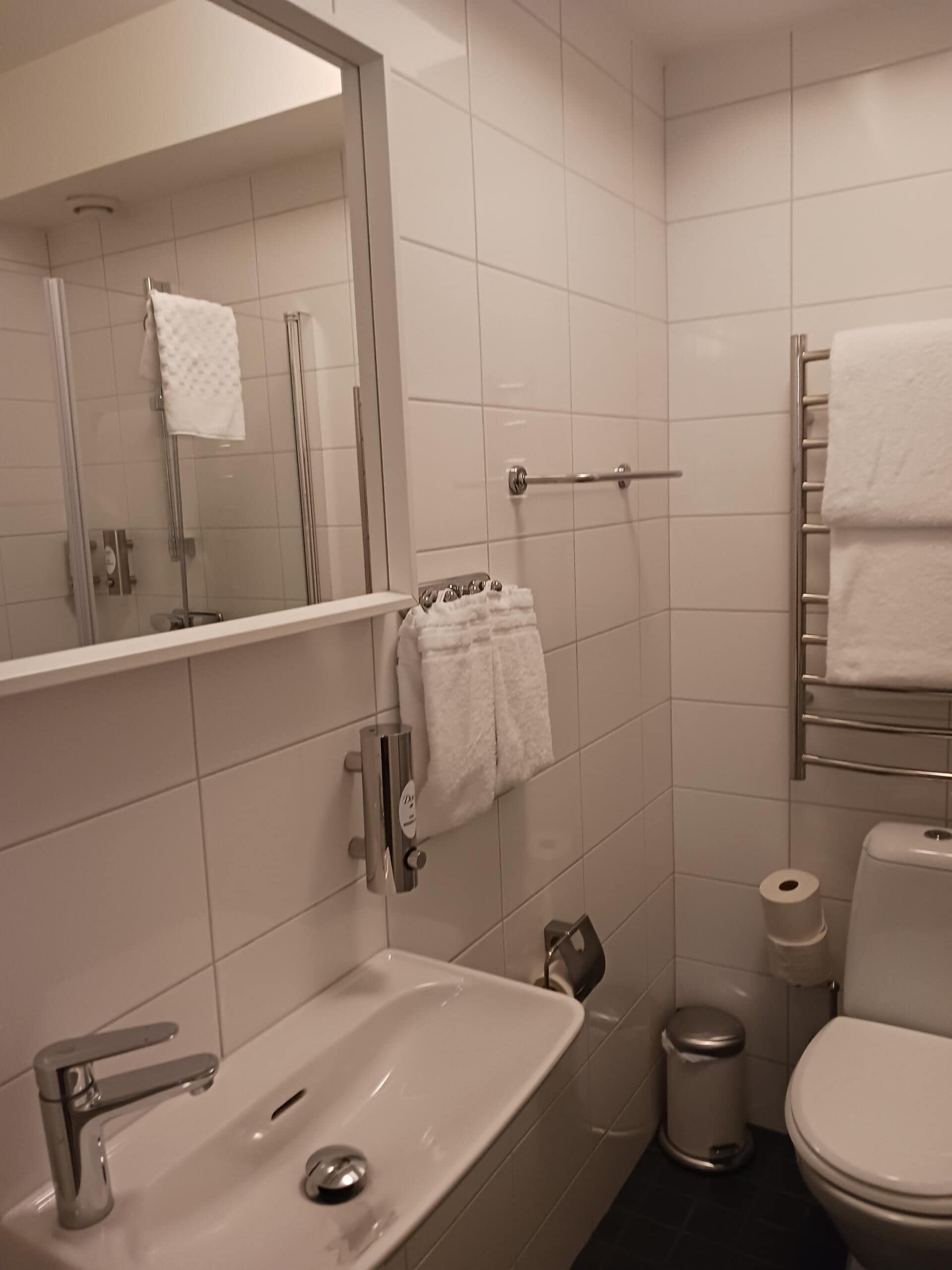 twin room, 1 bedroom, private bathroom (ground floor) | individually decorated, desk, iron/ironing board, free wifi