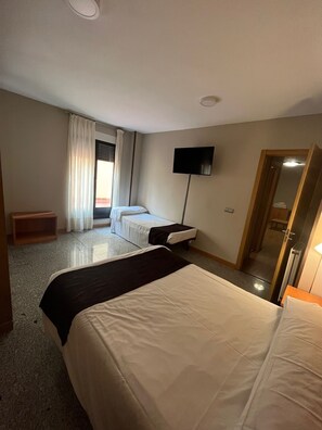 Apartment, 1 Bedroom (5 people) | Blackout drapes, iron/ironing board, free WiFi, bed sheets - JCH Congreso (Salamanca)