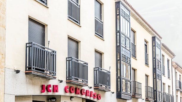 A building with balconies and a sign reading "JCH CONGRESO". - JCH Congreso (Salamanca)