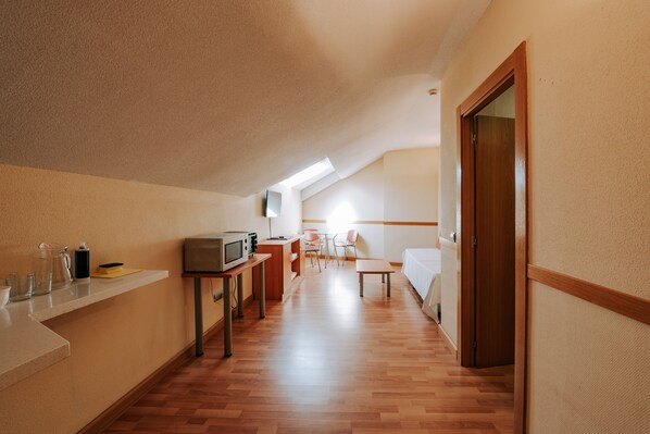 Apartament, 1 dormitori | Sala d'estar | Televisor de pantalla plana de 40 polzades amb canals digitals 