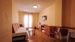 Apartament, 2 dormitoris | Sala d'estar | Televisor de pantalla plana de 40 polzades amb canals digitals 