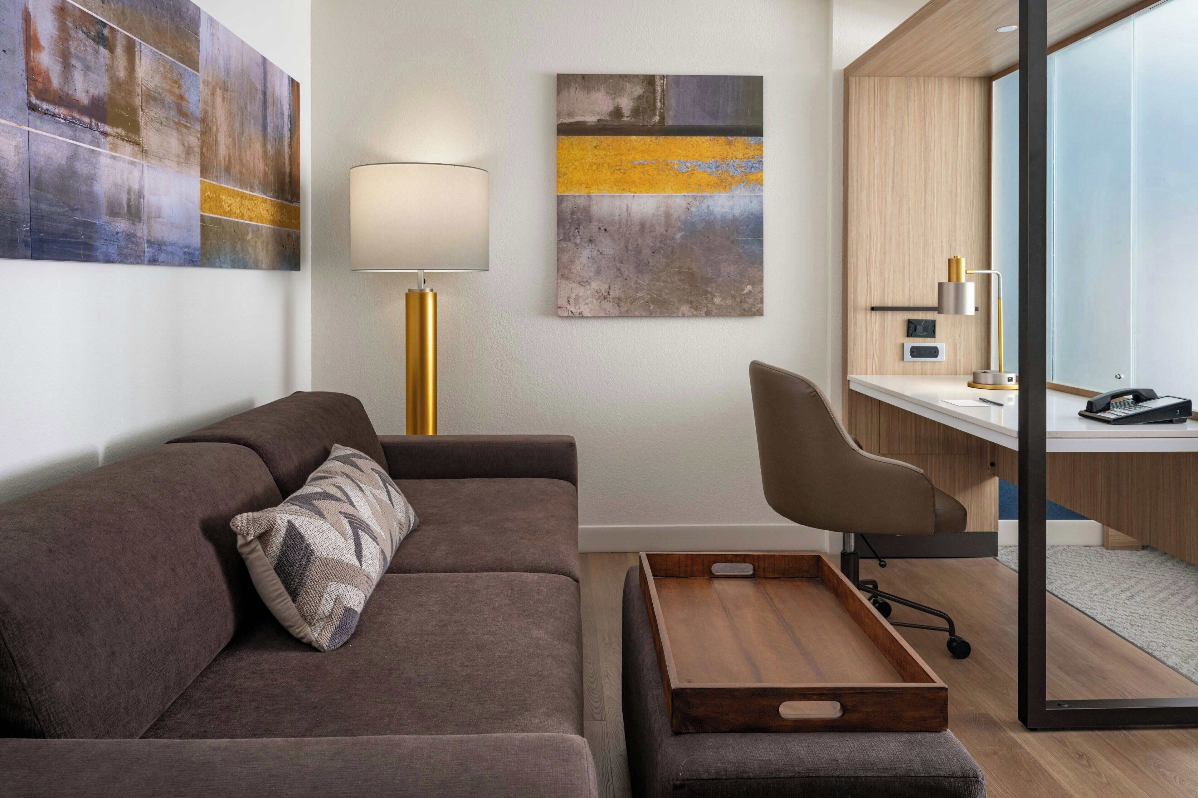 Seprai premium, brankas, meja kerja, dan setrika/meja setrika